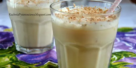 Dwa szklanki kremowego koktajlu z bitą śmietaną i posypką czekoladową. Idealny pomysł na to, **baileys z czym pić**!