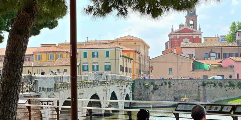 Ponte di Tiberio e palazzi colorati a Rimini, un'ottima idea per le cose da fare in città.