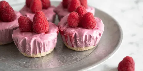 Små rosa bakelser med hallon på, perfekta att baka utan ugn.