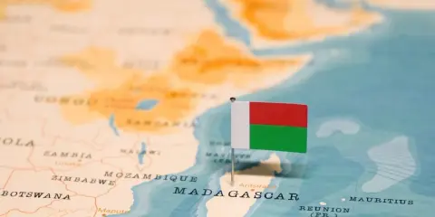 Flaga Madagaskaru na mapie Afryki. Tak, czy Madagaskar to państwo, które warto odwiedzić!