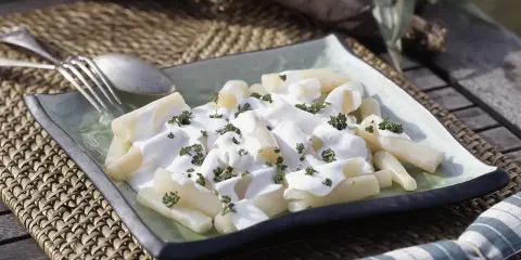 Scorsonère en sauce blanche, parsemée de persil. Un plat simple et savoureux, évoquant la culture de ce légume racine.