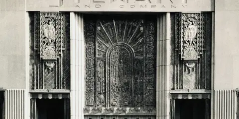 Façade du magasin Stewart and Company, ornée de figures féminines et d'un motif rayonnant, typique de l'époque Art Déco.
