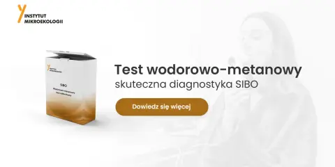 Test wodorowo-metanowy do diagnostyki SIBO, opakowanie testu i osoba wykonująca badanie.