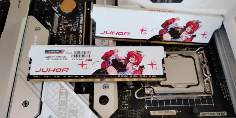 Pamięć RAM, co to? Moduły JUHOR DDR4 z anime girl na radiatorach, zamontowane na płycie głównej.