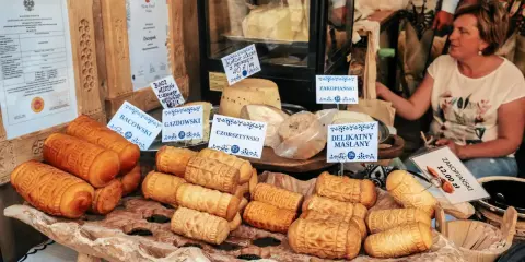 Zakopane: Prawdziwe oscypki? Gdzie kupić i jak nie dać się oszukać!