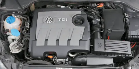 Silnik TDI 1.6. Zastanawiasz się, 1.6 tdi ile oleju potrzebuje? Widok komory silnika VW z widocznym korkiem wlewu oleju.