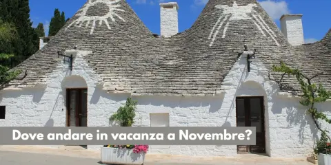 Trulli pugliesi con simboli bianchi sui tetti conici. Scopri cosa fare a novembre in Italia, tra borghi e sapori autunnali.
