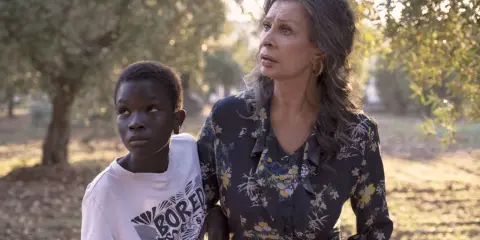 Sophia Loren i młody chłopiec patrzą w dal, jakby widzieli całe życie przed sobą.