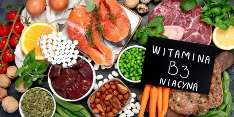 Różnorodne produkty spożywcze bogate w niacynę (witaminę B3) i suplementy.
