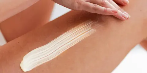 Application d'une crème sur la peau, révélant les céramides bienfaits pour une peau hydratée et souple.