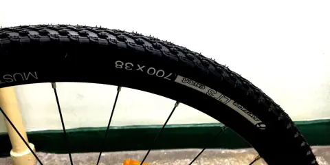 Opony 29 cali na asfalt, model Bontrager LT3 Expert 700x38, gotowe na miejskie trasy.