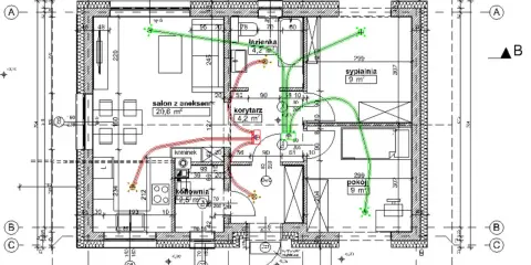 Plan mieszkania z zaznaczonym projektem wentylacji mechanicznej. Zielone linie pokazują nawiew, czerwone wywiew.