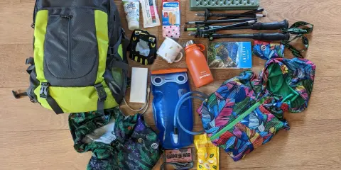 Plecak, kijki, bukłak i kolorowa kurtka – wszystko gotowe, bo idziemy w góry!