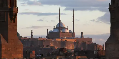 Die Zitadelle von Saladin in Kairo, ein Zeugnis der reichen Kairo Geschichte, mit der Moschee von Muhammad Ali im Abendlicht.