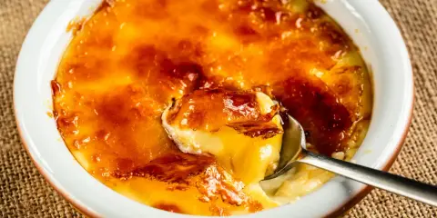 Crème brûlée, un dessert iconique dont l'origine remonte au XVIIe siècle, avec sa croûte caramélisée craquante et sa crème onctueuse.
