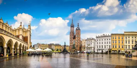 Krakowski Rynek Główny, jeden z największych rynków w Polsce, z Sukiennicami i Kościołem Mariackim.