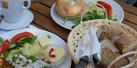 Żoliborz: Gdzie zjeść? Odkryj smaki dzielnicy od śniadania po kolację