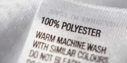 Etichetta: 100% poliestere. Come si lava: lavaggio in lavatrice a caldo con colori simili. Non candeggiare.