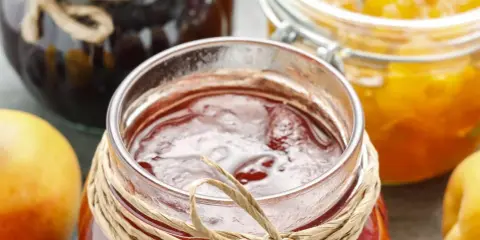 Frisch eingemachte Marmelade: Gläser mit roter und gelber Fruchtzubereitung, perfekt zum **gelee selber machen**.