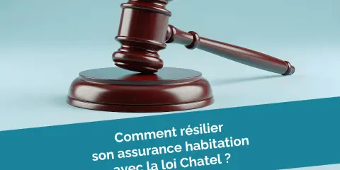 Marteau de juge sur fond bleu, symbolisant la loi Chatel pour résilier son assurance habitation.