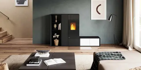 Un salon moderne avec un poêle à granulés convection naturelle, des étagères, un canapé et une table basse.