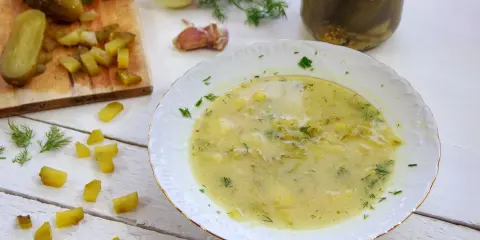 Domowe ogórki tarte na zupę ogórkową: Przepis babci na zimę