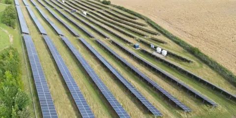 Stora fält med solceller i ett lantligt landskap, med havet i bakgrunden. Spännande solceller nyheter för framtiden.