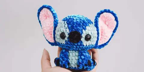 Amigurumi de Stitch con orejas rosas, ¡un adorable **stitch amigurumi patron gratis en español** para tejer!