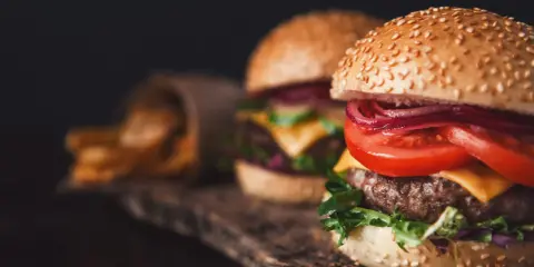 Jak zrobić idealny smash burger? Chrupiąca skorupka z żeliwa!