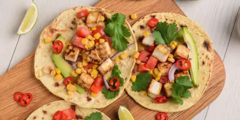 Lekkie tacos z grillowanym tofu, kukurydzą, pomidorami i awokado – idealne, gdy zastanawiasz się, co można zjeść na obiad dietetyczny.