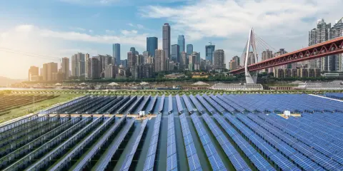Schwimmende Solaranlage vor einer Skyline, ein Zeichen für Chinas wachsende energieversorgung.