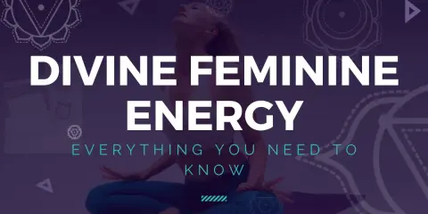 Kvinna i meditationsställning, omgiven av chakrasymboler. Texten "DIVINE FEMININE ENERGY" framhäver budskapet.