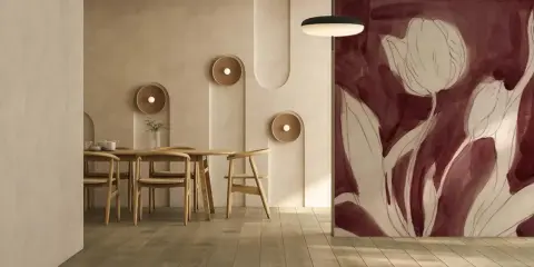 Peinture pour papier peint avec des tulipes stylisées dans des tons bordeaux et crème, sur un mur texturé.