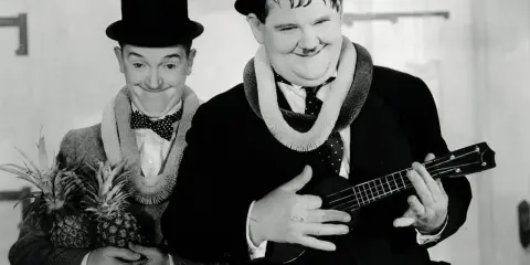 Laurel et Hardy, l'un tenant des ananas, l'autre jouant d'un ukulélé, évoquent l'origine hawaïenne de cet instrument.