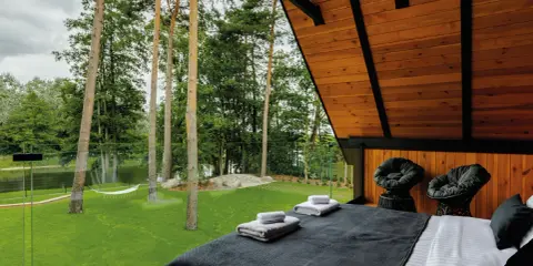 Sypialnia z widokiem na las i jezioro, idealne miejsce na wypoczynek nad Narwią.