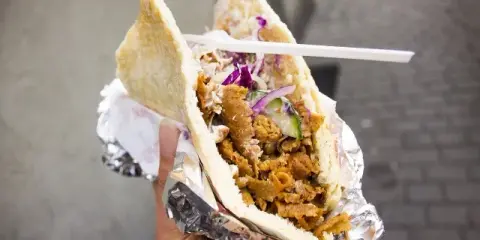 Kebab: Niezdrowy czy fit? Jak jeść go świadomie i bez obaw.