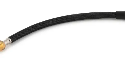 Rallonge tressée noire avec raccords mâle et femelle.