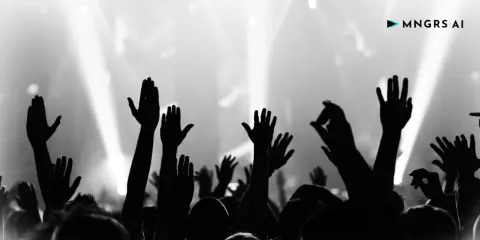 Foule en délire, mains levées vers la scène. Une image forte pour le marketing musical, capturant l'énergie d'un concert.