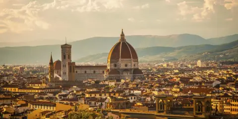 Panoramica di Firenze al tramonto, con il Duomo e il Campanile di Giotto che dominano il paesaggio urbano. Un'idea per un itinerario di Firenze in due giorni.