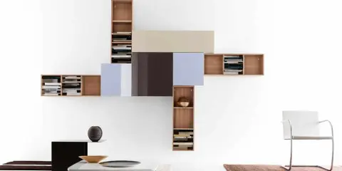 Étagères murales modulables, jouant avec la hauteur et la profondeur pour un salon moderne.