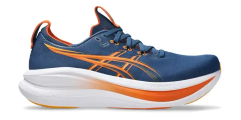 Granatowe buty do biegania z pomarańczowymi akcentami, idealne na maraton. Lekkie i amortyzujące, zapewnią komfort na długich dystansach.