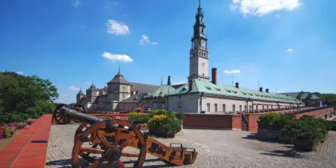 Dwa zabytkowe działa na murach obronnych Jasnej Góry, gotowe do obrony.