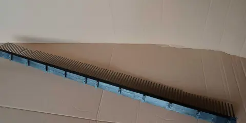Czarny, plastikowy element z wieloma ząbkami, gotowy do montażu wróblówki.