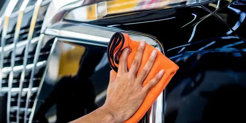 Ile trwa woskowanie auta? Realny czas i sekrety detailera