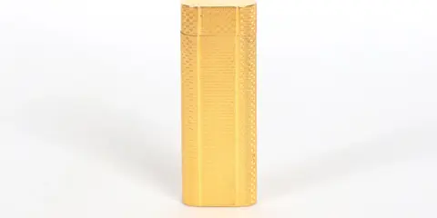 Briquet Cartier doré, finement guilloché. Une pièce de collection dont l'estimation est en cours.