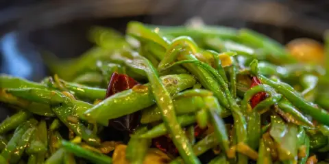 Haricots verts sautés avec des piments rouges, un plat simple et savoureux, parfait pour une recette haricot vert rapide.