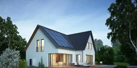 Modernes Haus mit Solaranlage auf dem Dach. Die Dachsanierung mit PV-Pflicht ist eine zukunftsorientierte Entscheidung für nachhaltige Energie.