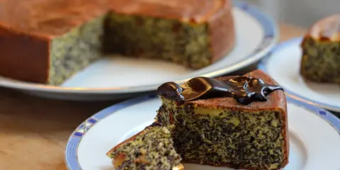 Tranche de gâteau pavot allemand, généreusement nappée de chocolat noir. Un délice à savourer.