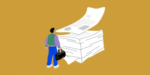 Hombre con bolso mira un gran montón de papeles, quizás el documento de reserva de vivienda.