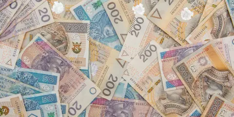 Stos banknotów 200 zł, 50 zł i 20 zł. Idealna darowizna dla żony w trakcie małżeństwa, by spełnić jej marzenia.